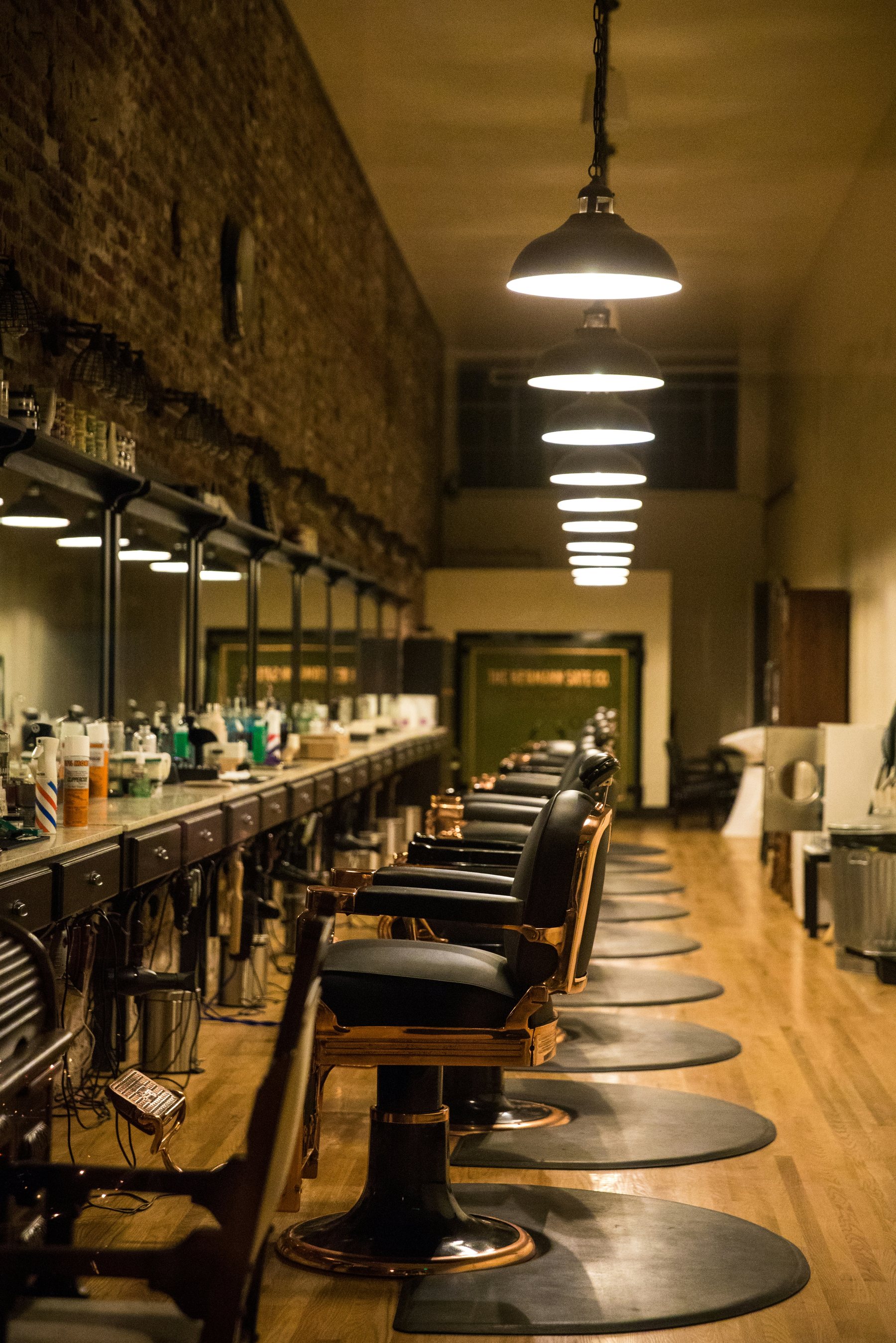 Interior de barbearia com atmosfera acolhedora